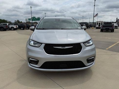 Used 2023 Chrysler Pacifica Touring-L FWD image 3
