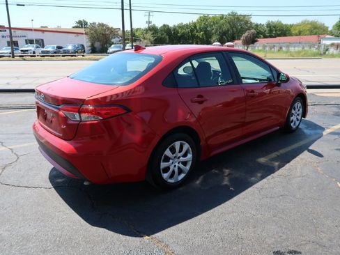 Used 2021 Toyota Corolla LE FWD image 3