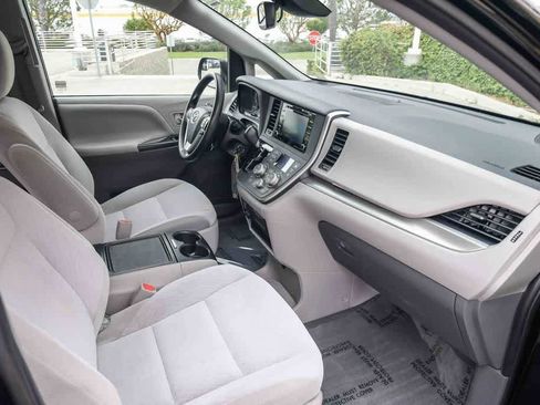 Used 2020 Toyota Sienna LE w/ Carpet Mat Package FWD image 15