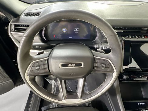 Used 2023 Jeep Grand Cherokee Altitude AWD/4WD image 11