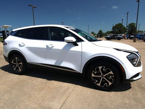 Used 2024 Kia Sportage EX FWD image 3