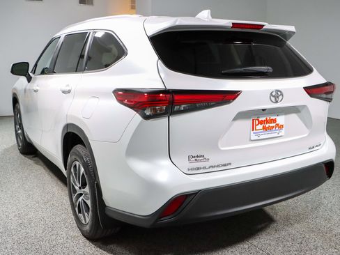 Used 2023 Toyota Highlander XLE image 9