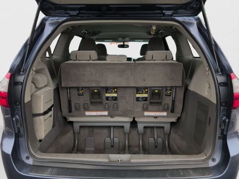 Used 2015 Toyota Sienna LE image 19