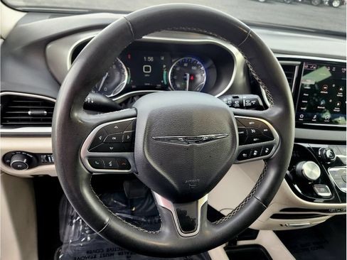 Used 2023 Chrysler Pacifica Touring-L FWD image 37
