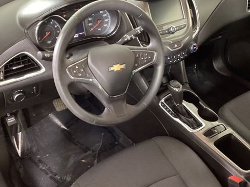Used 2018 Chevrolet Cruze LT w/ Convenience Package image 10