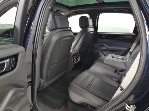 Used 2023 Porsche Cayenne Platinum Edition AWD/4WD image 34