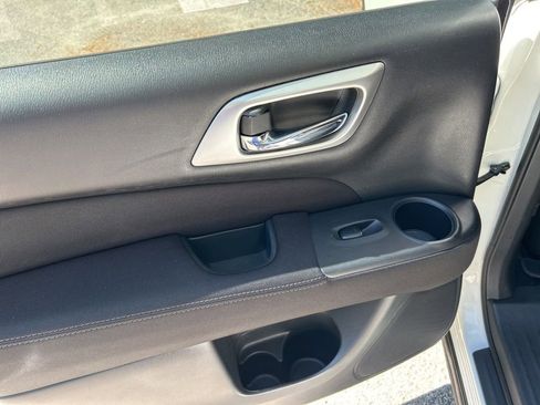 Used 2017 Nissan Pathfinder SV FWD image 26