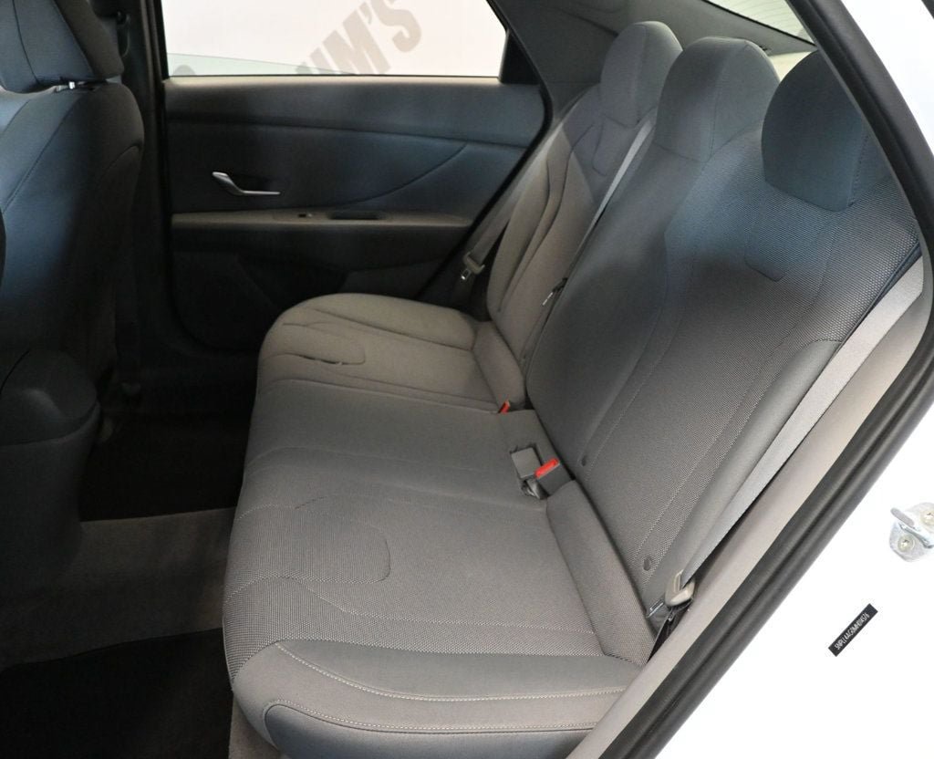 Used 2021 Hyundai Elantra SE FWD image 17