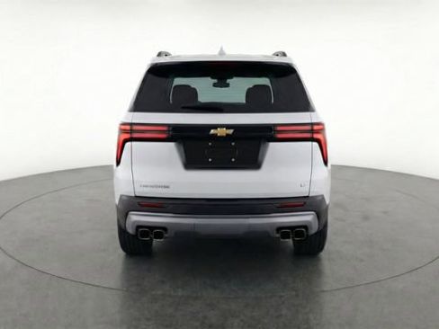 Used 2024 Chevrolet Traverse LT image 3