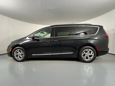Used 2023 Chrysler Pacifica Limited image 4