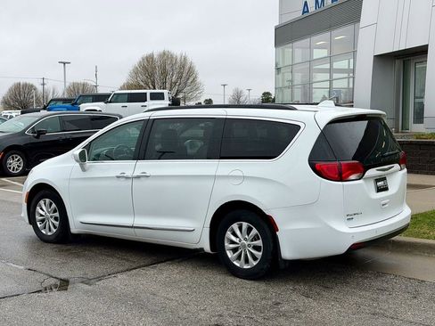 Used 2017 Chrysler Pacifica Touring-L FWD image 4