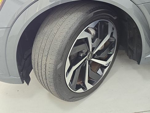 Used 2024 Audi Q8 e-tron Prestige image 33