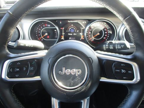 Used 2018 Jeep Wrangler Unlimited Sahara AWD/4WD image 16