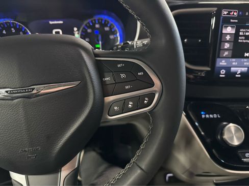 Used 2024 Chrysler Pacifica Touring-L image 20