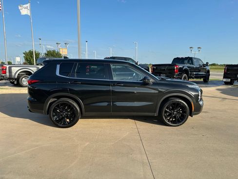 Used 2023 Mitsubishi Outlander SE Black Edition FWD image 6