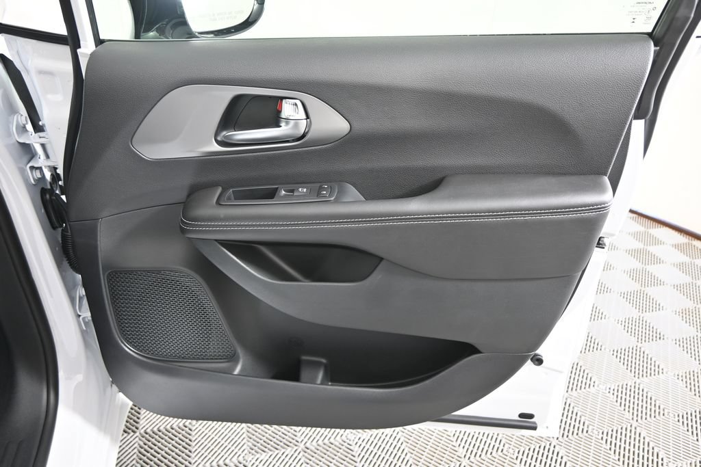 New 2027 Chrysler Pacifica Select AWD/4WD image 12