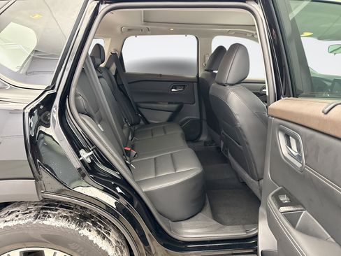 Used 2023 Nissan Rogue SV w/ SV Premium Package image 18