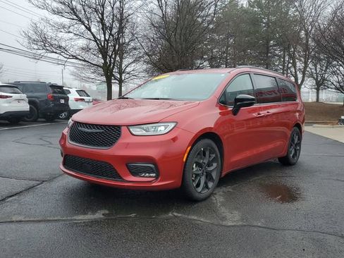 Used 2025 Chrysler Pacifica Limited image 2