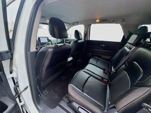 Used 2024 Nissan Pathfinder SL FWD image 25