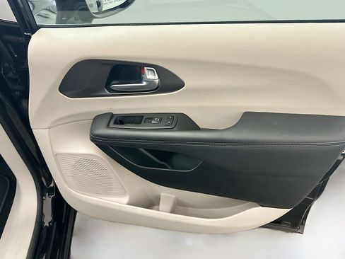 Used 2024 Chrysler Pacifica Touring-L FWD image 34