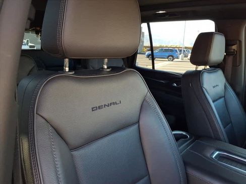 Used 2022 GMC Yukon Denali w/ Advanced Technology Package image 16