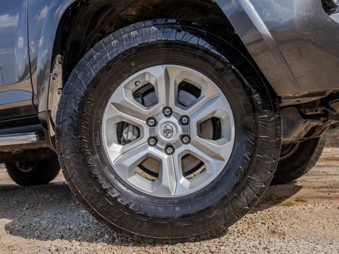 Used 2016 Toyota 4Runner SR5 Premium image 13