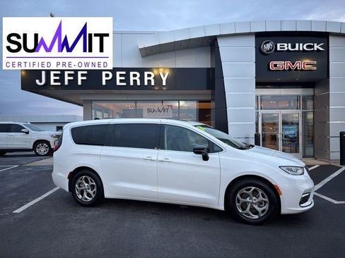 Used 2024 Chrysler Pacifica Limited image 1
