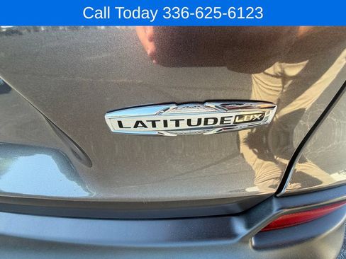 Used 2021 Jeep Cherokee Latitude Lux w/ Sun & Sound Group AWD/4WD image 12