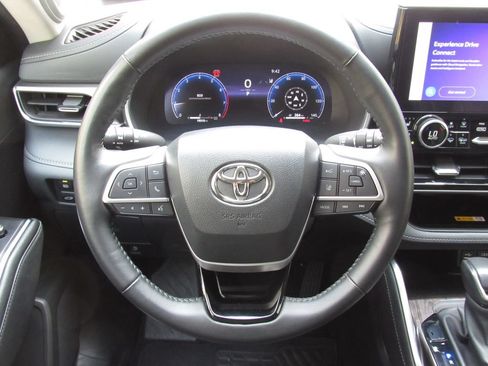 Used 2024 Toyota Highlander Limited AWD/4WD image 25