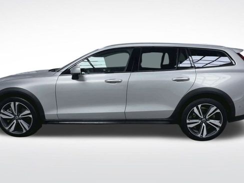 Used 2025 Volvo V60 B5 Cross Country Plus image 21