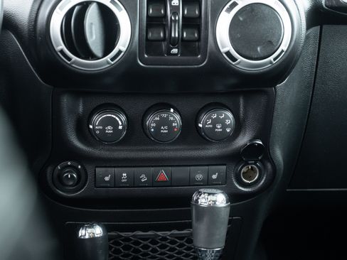 Used 2016 Jeep Wrangler Unlimited Rubicon image 12