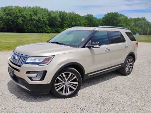 Used 2017 Ford Explorer Platinum AWD/4WD image 3