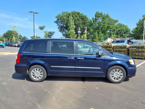 Used 2014 Chrysler Town & Country Limited w/ Luxury Group FWD image 2