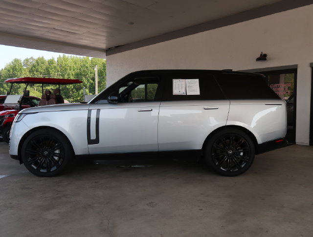 Used 2025 Land Rover Range Rover SE AWD/4WD image 4