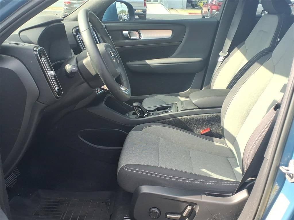 Used 2023 Volvo XC40 B4 Core w/ Convenience Package FWD image 18