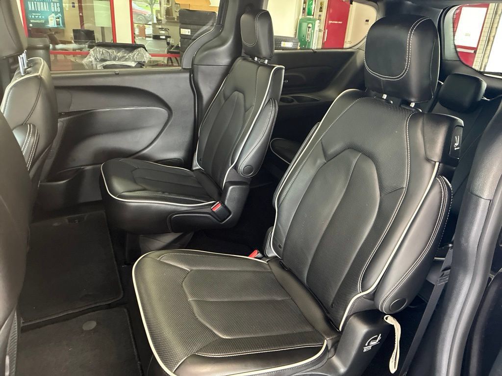 Used 2023 Chrysler Pacifica Limited w/ S Appearance Package FWD image 22