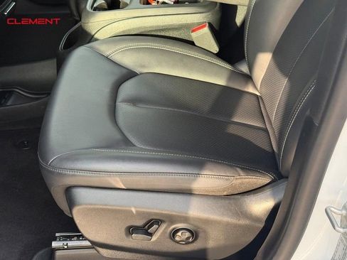 Used 2025 Chrysler Pacifica Select FWD image 22