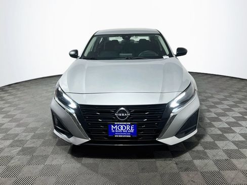 Used 2025 Nissan Altima 2.5 SV FWD image 2