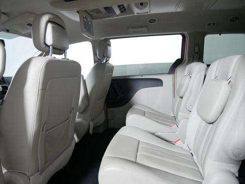 Used 2014 Chrysler Town & Country Touring-L w/ Driver Convenience Group FWD image 32