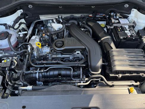 Used 2025 Volkswagen Taos SE image 27