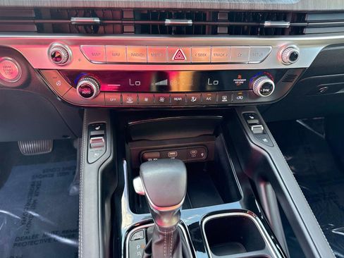 Used 2024 Kia Telluride EX w/ EX Captain's Chair Package image 32