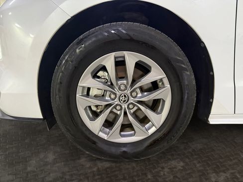 Used 2022 Toyota Sienna XLE FWD image 21