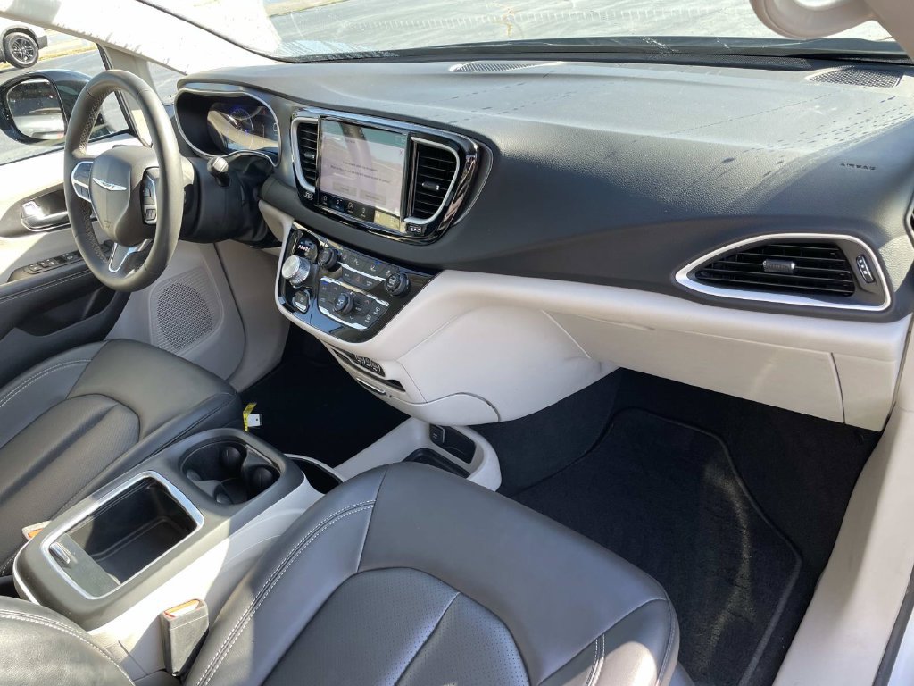 Used 2024 Chrysler Pacifica Touring-L FWD image 13