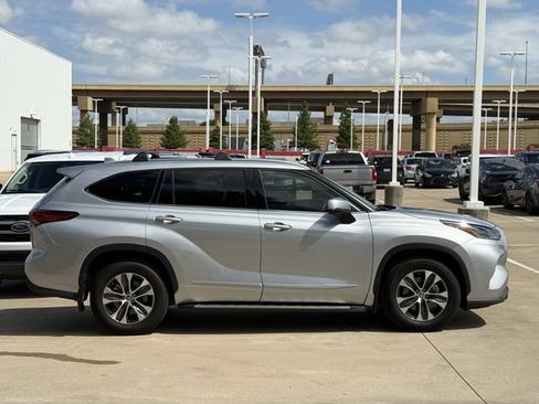 Used 2021 Toyota Highlander XLE AWD/4WD image 3