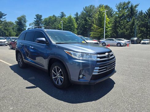 Used 2019 Toyota Highlander XLE w/ Carpet Mat Package (TMS) AWD/4WD image 1