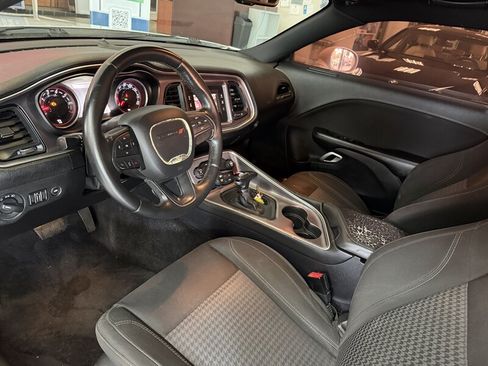 Used 2016 Dodge Challenger SXT RWD image 11