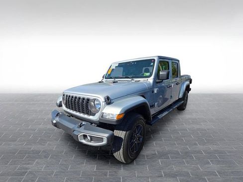 Used 2024 Jeep Gladiator Sport AWD/4WD image 3