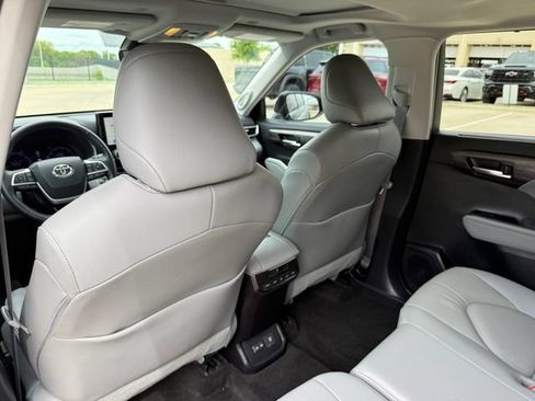 Used 2023 Toyota Highlander Limited FWD image 26