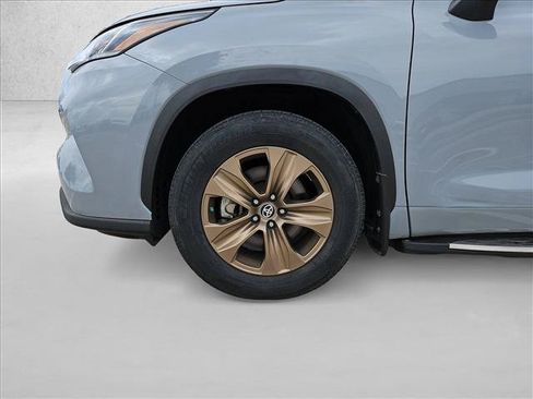Used 2023 Toyota Highlander Bronze Edition FWD image 26