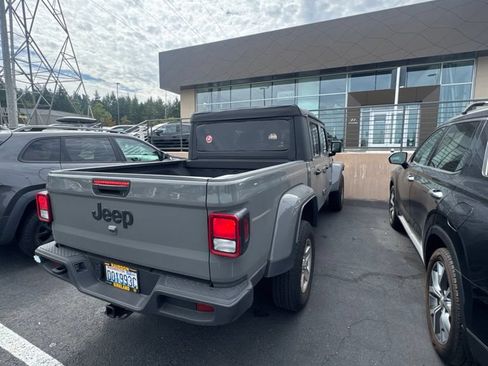 Used 2023 Jeep Gladiator Sport AWD/4WD image 3